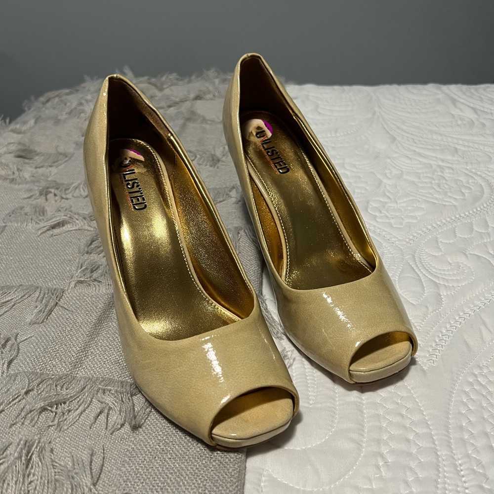 Unlisted Kenneth Cole production heel